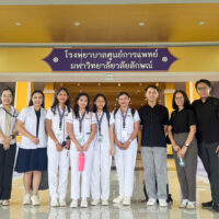 รพ.ศูนย์การแพทย์ ฯ เปิดบ้านต้อนรับ คณาจารย์และนักศึกษา ม.ซานคาร์ลอส (ฟิลิปปินส์) เข้าศึกษาดูงานระบบบริหารจัดการยา